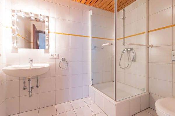 Duschbad in der Schwimmhalle