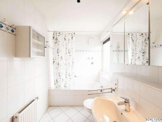 Badezimmer mit Badewanne