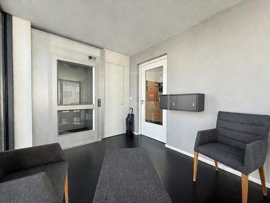 Eingang Praxis, Aufzug