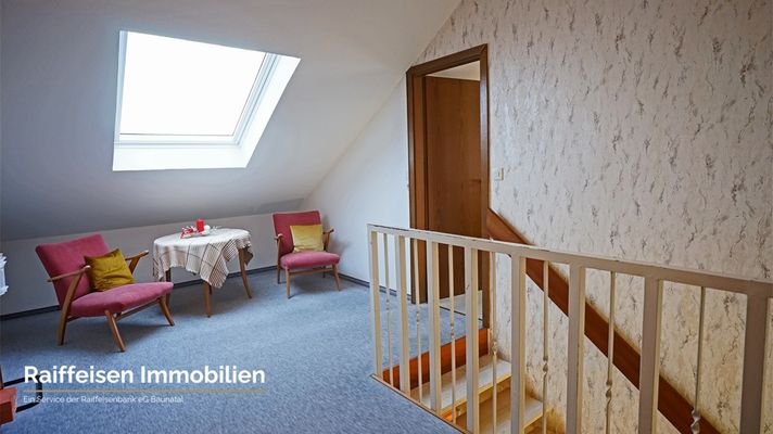 RAIBA IMMO - Wohnen am Sonnenhang 1 - Treppenaufgang Flur 2