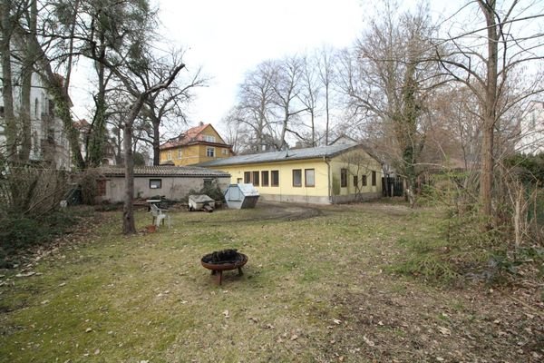 Baureserve mit Blick zur Straße