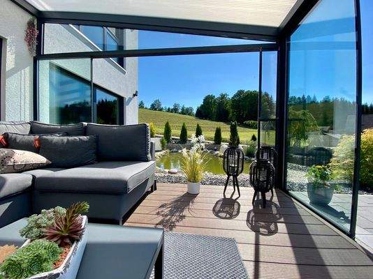 Wintergarten mit Teichblick und Sonne