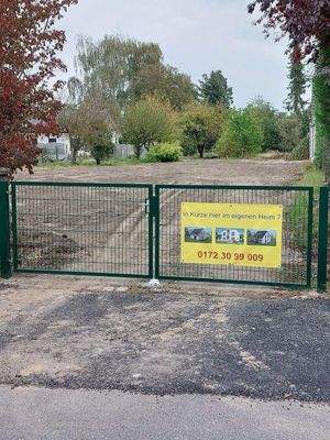 Blick auf das Grundstück mit Baustraße