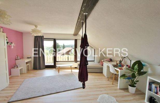 Großes Zimmer im Obergeschoss mit eigenem Balkon