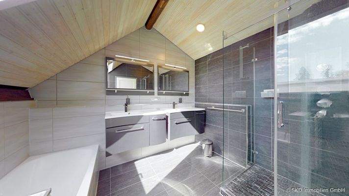 Badezimmer mit Badewanne und bodengleicher Dusche