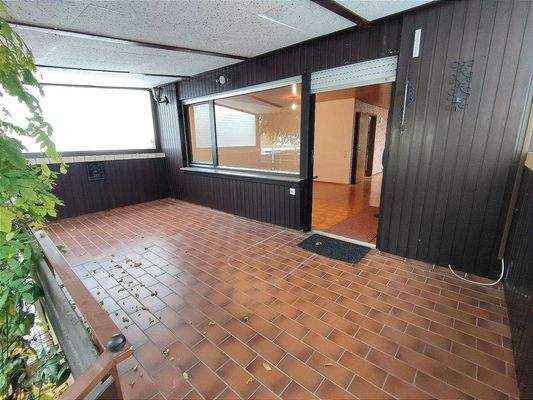 große und geschützte Terrasse ...