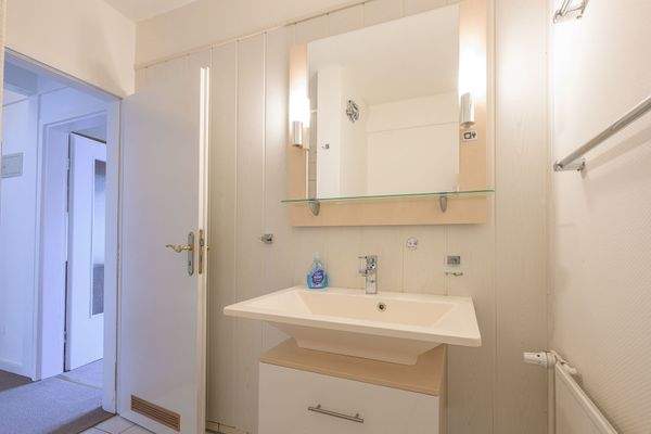 Badezimmer mit Fenster, Waschtisch.jpg