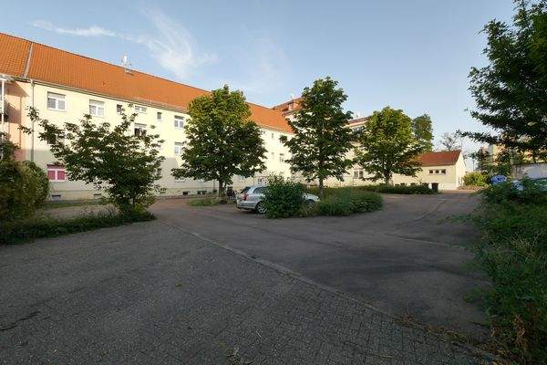 Begrünter Innenhof mit Parkflächen