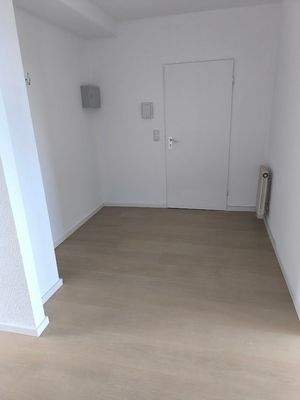 Leerer Raum mit Holzboden