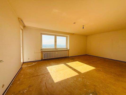 11 Wohnzimmer mit Balkonzugang