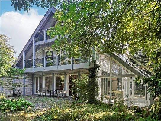 Das Haus ist Idyllisch eingebettet im schönen Grün des großen Gartens