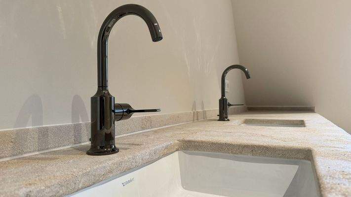 Doppelwaschbecken mit eleganten Armaturen