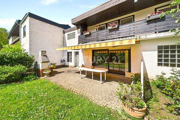 Große Terrasse mit Markise hinter dem Haus