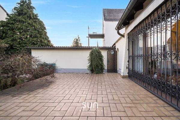 TERRASSE MIT ELEKTRISCHER MARKISE