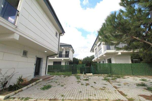 Villas with Spacious Garden in İstanbul Silivri