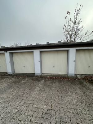 Garage Nr. 3 von links 