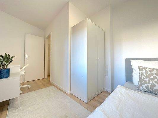 Helles Zimmer mit Möbeln