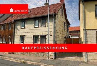 Einfahrt zum Hof und den Garagen