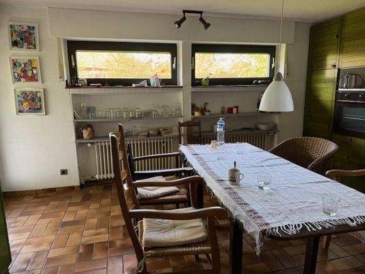 Ist-Zustand der Wohnküche mit Ausgang zur überdachten Terrasse