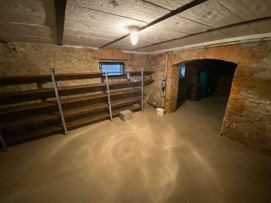 Geräumiger und trockener Lagerkeller (1).jpeg