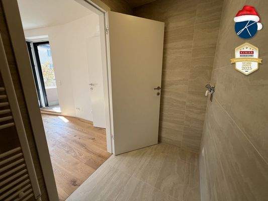 an Schlafzimmer angeschlossenes Bad