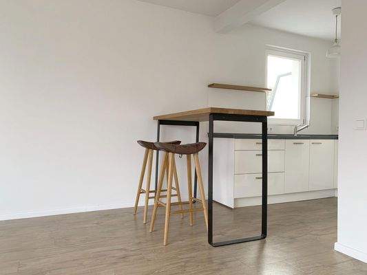 Offene Küche mit Hochtisch