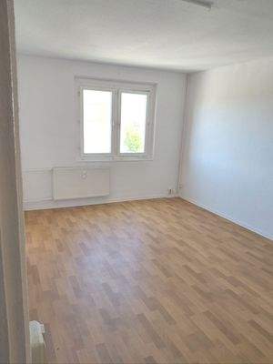 Helles Zimmer mit Fenster