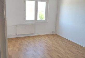 Helles Zimmer mit Fenster