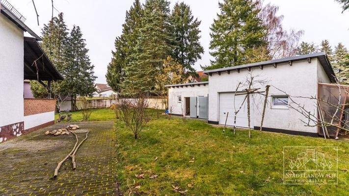 Garten mit Nebengebäude