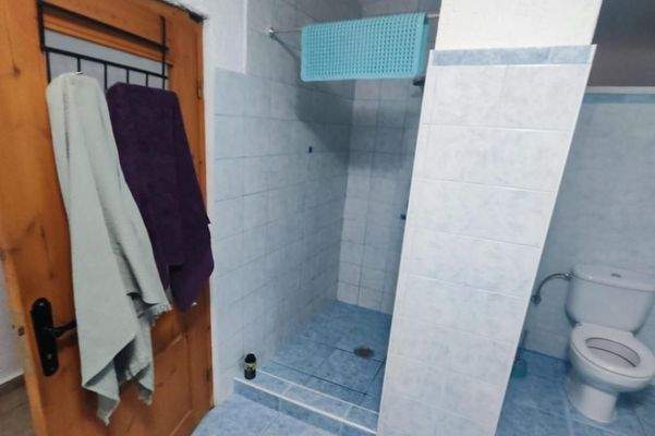 Kreta, Kavousi: Traditionelles Dorfsteinhaus mit Gästehaus zu verkaufen