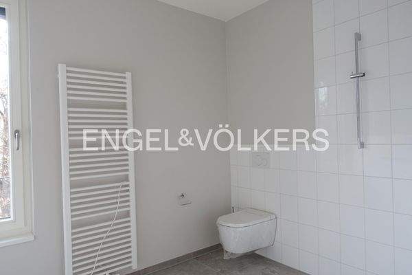 Badezimmer mit Dusche, WC und Waschbecken