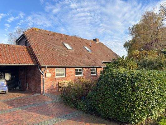 Front mit großem Carport