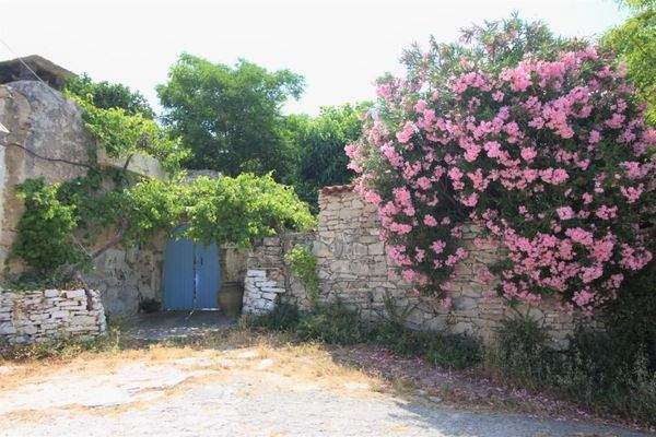 Schönes Steinhaus zum Verkauf mit Meerblick in Aspro