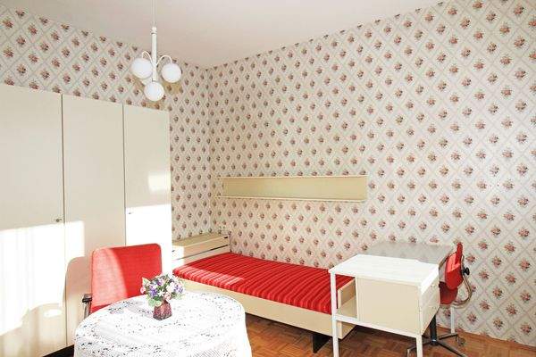 Zimmer mit Zugang zum Balkon