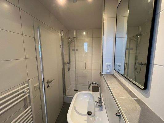 Bad (Dachgeschoss rechts)