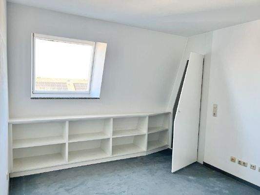 Zimmer 2 im 6OG mit Abstellraum, Ankleide