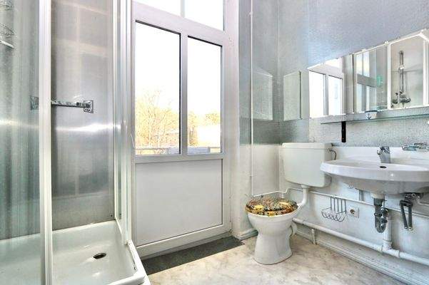 und das daran anliegende Badezimmer