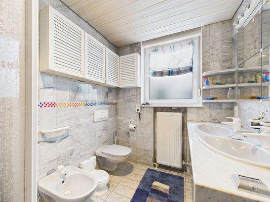 Tageslichtbad mit Dusche!