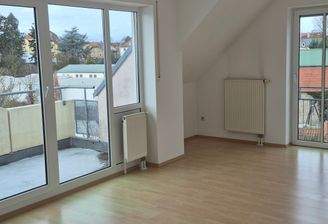 Wohnzimmer mit Balkonzugang