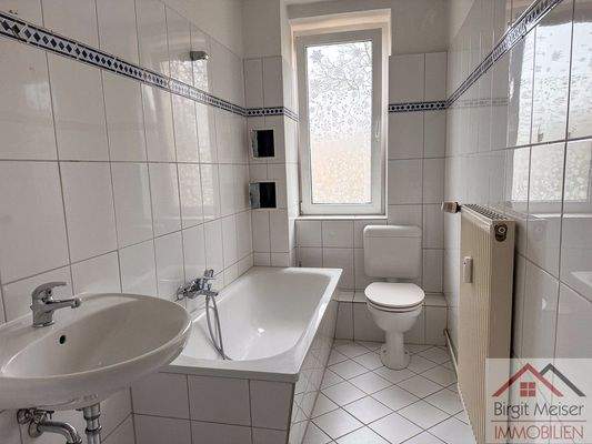 Tageslichtbad mit Wanne