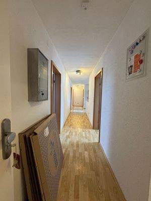 Langer Flur mit Türen