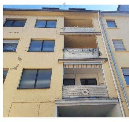 Gebäuderückseite mit 3 Balkonen