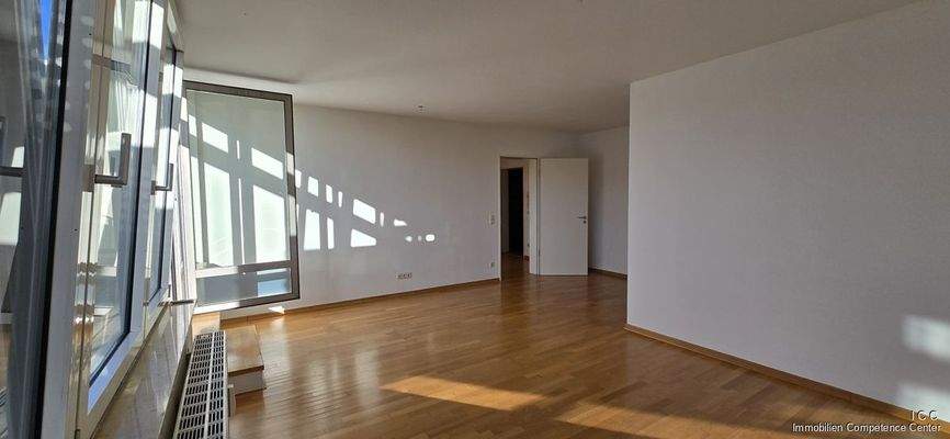 Der lichtdurchflutete Wohn- und Essbereich