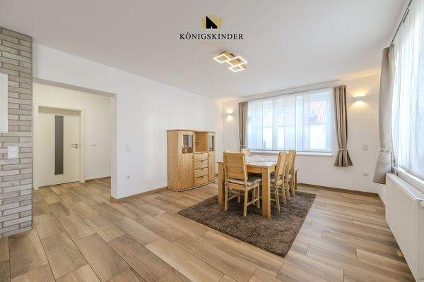 Großzügiger Wohn- und Essbereich mit viel Tageslicht und harmonischem Raumgefühl.