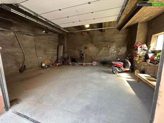 Doppelgarage mit elektrischen Toren