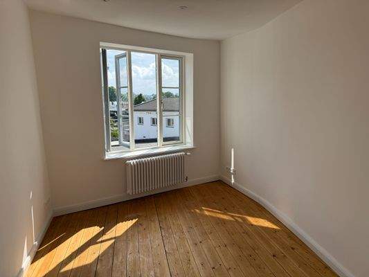 Lichtdurchflutetes Zimmer im zweiten Stock zur Straßenseite
