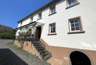 Vorderseite Haus mit kleiner Terrasse 