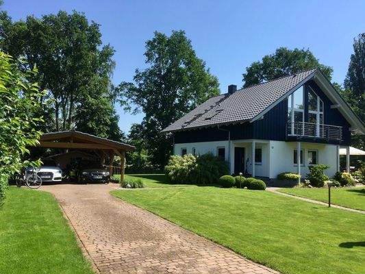 Haus und Doppelcarport