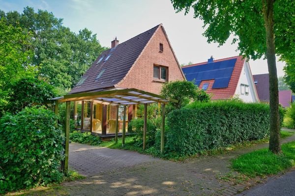 Blick von der Straße, Carport