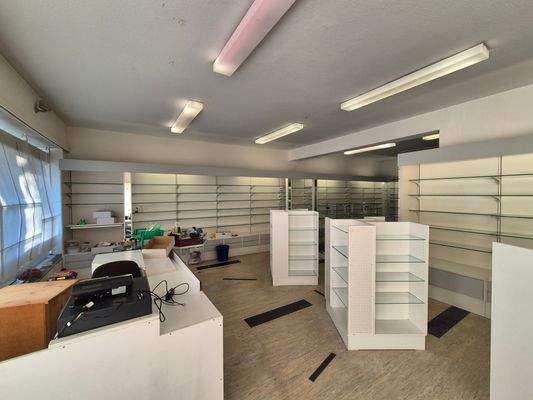 Verkaufsraum mit Vitrinen